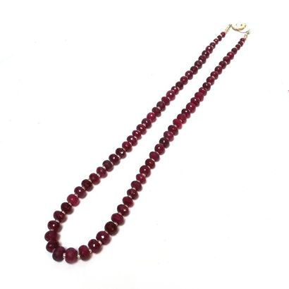COLLIER composé de perles rondelles facettées...