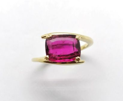 BAGUE en or jaune 18K (750/°°), ornée d'une...