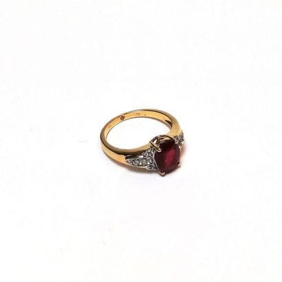 BAGUE en or jaune 14k (585/°°) centrée d'un...