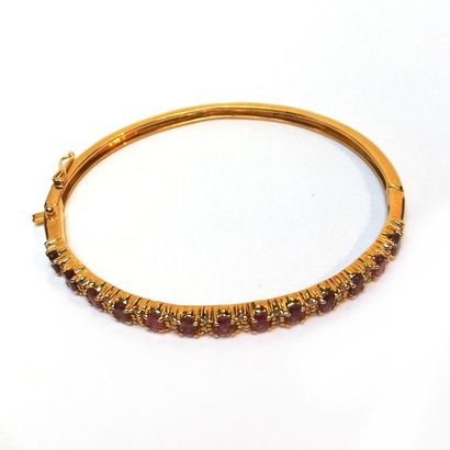 BRACELET jonc ouvrant en argent doré (vermeil)...