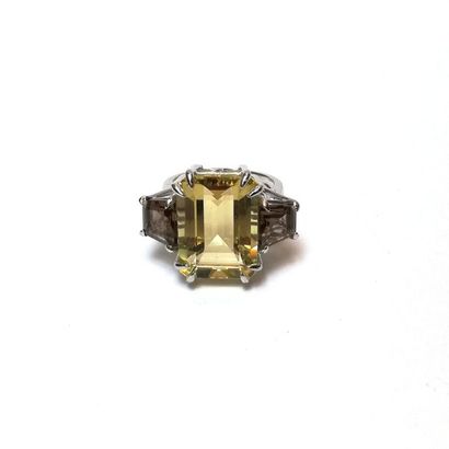 BAGUE en argent 925/°° à monture ajourée...