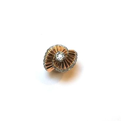 BAGUE en or jaune 18k (750/°°), centrée d'un...