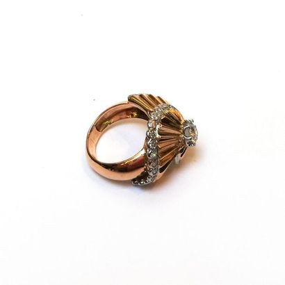 BAGUE en or jaune 18k (750/°°), centrée d'un...