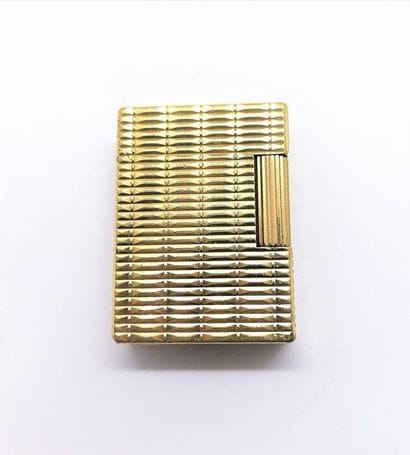 BRIQUET DUPONTen plaqué or à motif guill...