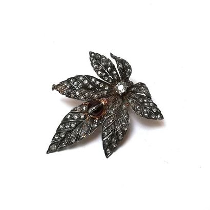 BROCHE en argent 925/°° et or rose 18k (750/°°)...
