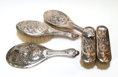 NECESSAIRE DE TOILETTE à monture en argent...