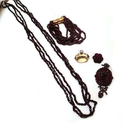 ENSEMBLE de bijoux en perles de grenat et...