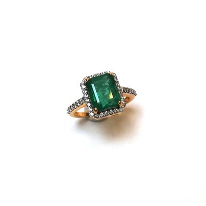 BAGUE en or jaune 18k (750/°°) centrée d'une...