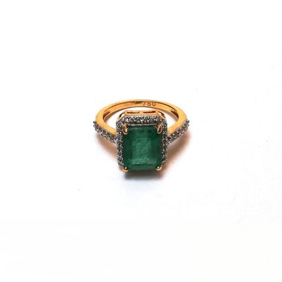 BAGUE en or jaune 18k (750/°°) centrée d'une...