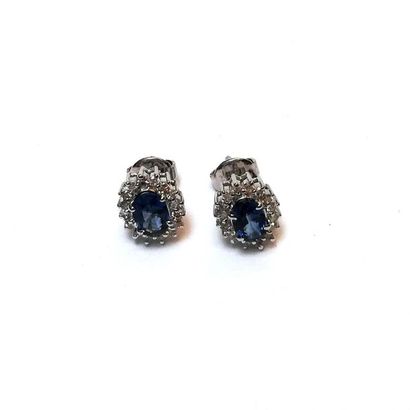PAIRE DE BOUCLES d'oreilles en or blanc 18k...