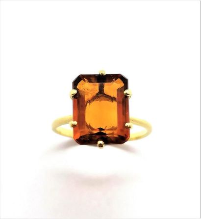 BAGUE en or jaune 18K (750/°°), sertie d'une...