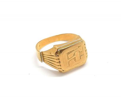 BAGUE CHEVALIERE en or jaune 18K (750/°°),...