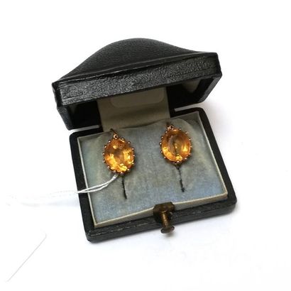 PAIRE DE DORMEUSES en or jaune 18k (750/°°)...