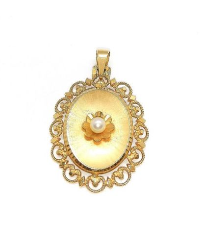 MEDAILLE en or jaune 18K (750/°°), ornée...