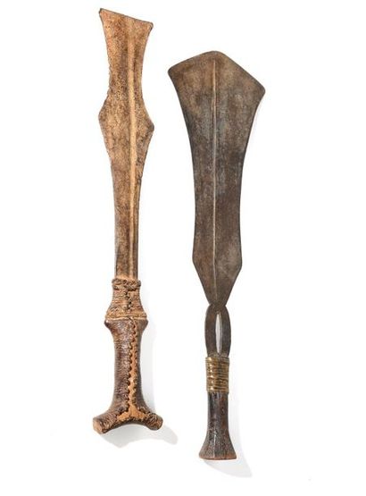 Two knives

Set of two geometrically shaped...
