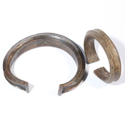 Currency / Torque

Set of two bronze coins...