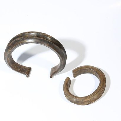 Currency / Torque

Set of two bronze coins...