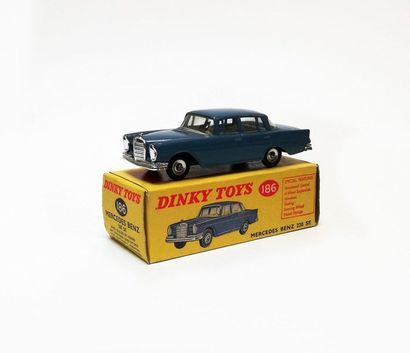 DINKY TOYS ANGLETERRE

Mercedes Benz 220...