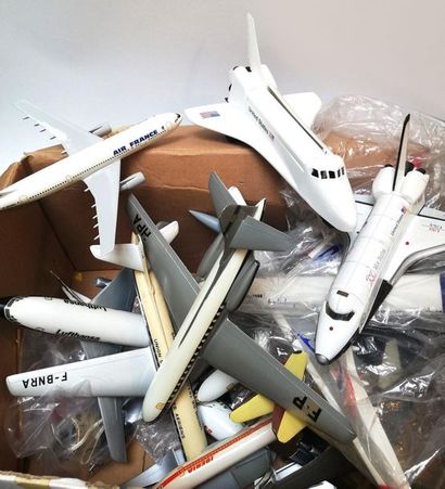 Lot de maquettes d'avions avec leurs socles...