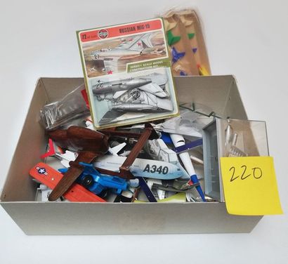 Lot d'avions et de pièces détachées