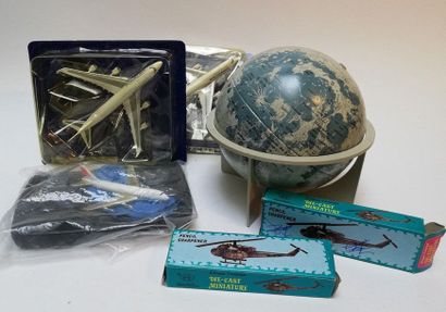 Lot comprenant : un globe lunaire, 2 taille-crayons...