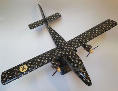 Une maquette d'avion avec motif de monogramme...