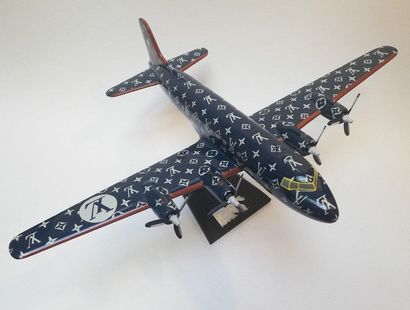 Une maquette d'avion avec motif de monogramme...