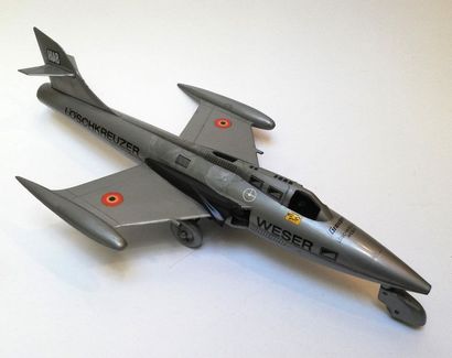 Une maquette du Pilatus PC7 en bois et un...