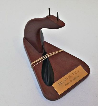 Une maquette du Pilatus PC7 en bois et un...
