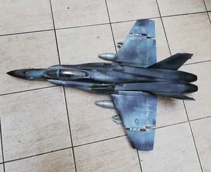 Lot de 2 maquettes : un avion de chasse américain...
