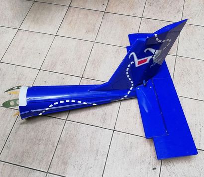 Lot de 2 maquettes : un avion de chasse américain...