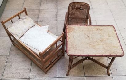 MOBILIER D'ENFANT composé d'une chaise en...