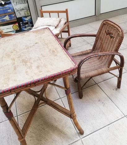 MOBILIER D'ENFANT composé d'une chaise en...