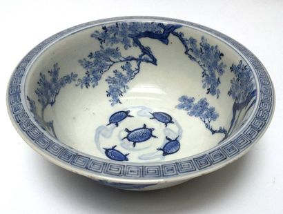 Blue white porcelain bowl decorated with...