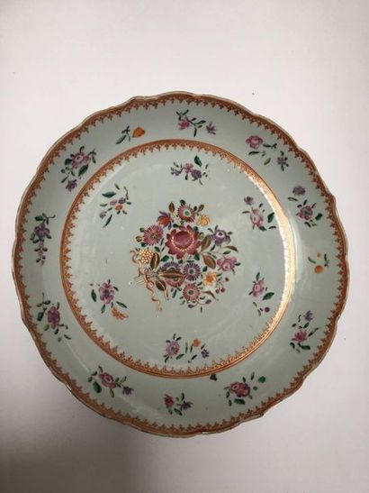 Hemmed porcelain bowl with 