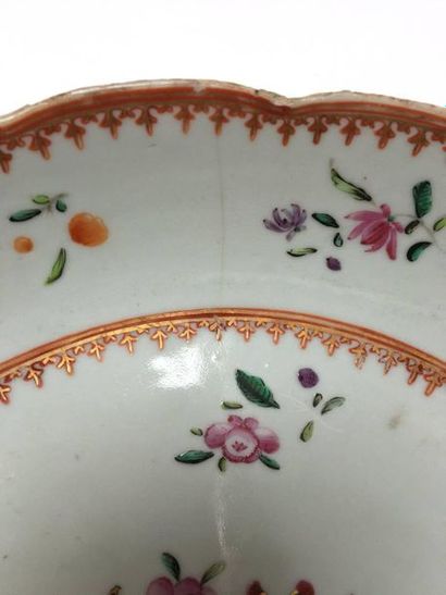 Hemmed porcelain bowl with 