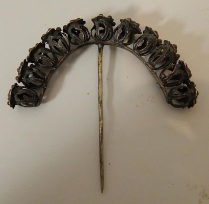 Silver cap comb. China, 19th century. 

H:...
