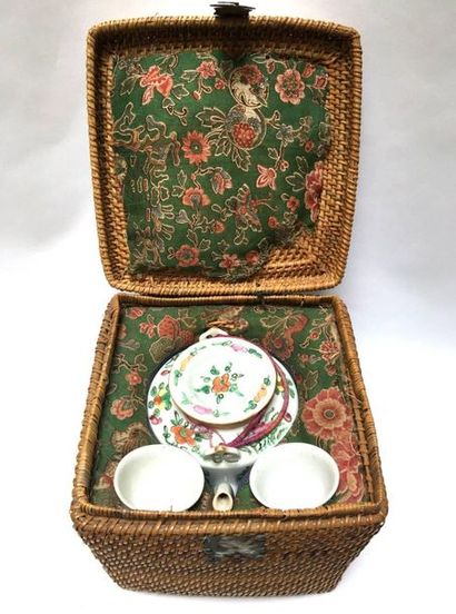 Covered teapot in porcelain of CANTON with...