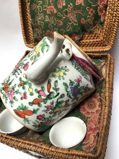 Covered teapot in porcelain of CANTON with...