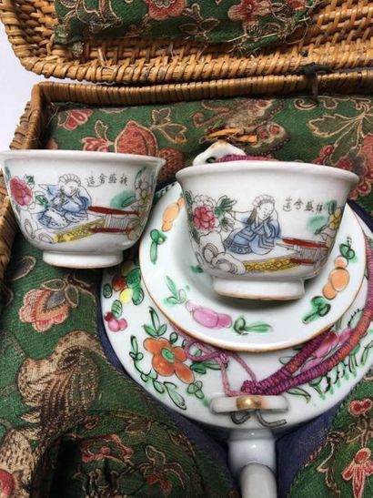 Covered teapot in porcelain of CANTON with...