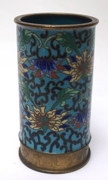Roller vase in cloisonné enamels from Peking....