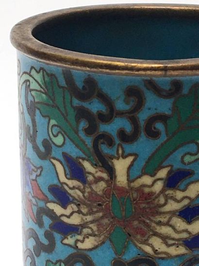 Roller vase in cloisonné enamels from Peking....