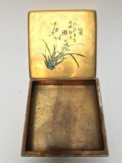 Ink box in gilded brass engraved with a floral...