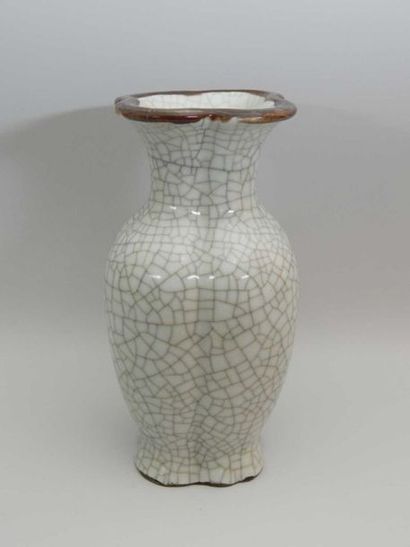Porcelain polylobate vase with cracked cover....