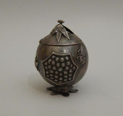 Boite en métal argentifère en forme de grenade....