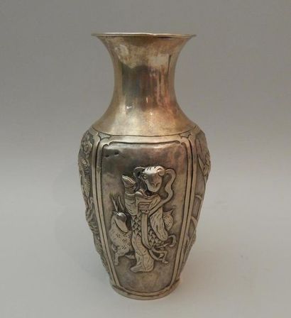 Vase en métal argentifère. Chine, XXe siècle....