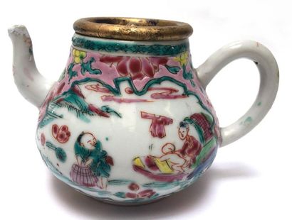 Une théière en porcelaine famille rose. Chine,...