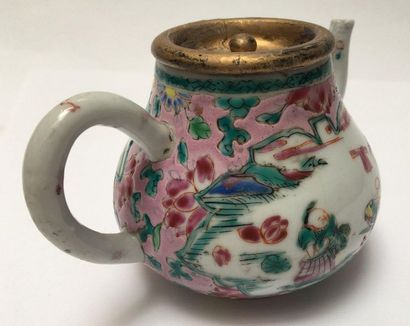 Une théière en porcelaine famille rose. Chine,...