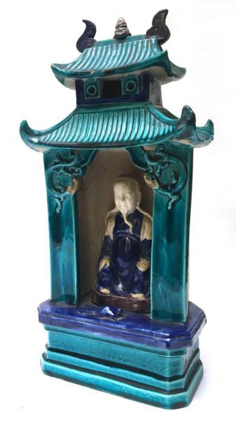 Un temple votif avec à l'intérieur, un mandarin...