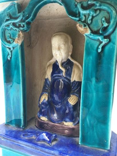 Un temple votif avec à l'intérieur, un mandarin...